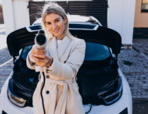 dojazd elektromobilu žena auto zima