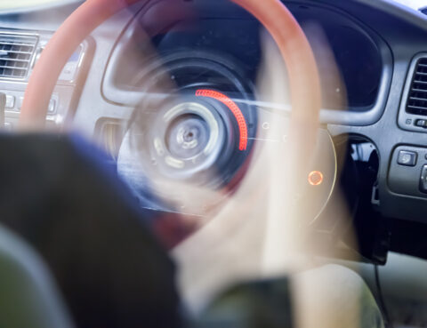 Trasenie volantu počas jazdy je problém, ktorý dokáže znepríjemniť každú cestu a zároveň môže signalizovať vážnejšiu poruchu na vozidle.