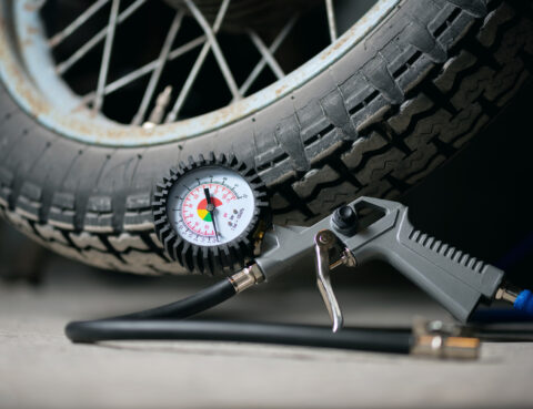 Hustenie pneumatík. Správny tlak v pneumatikách je síce maličkosť, ale má veľký vplyv na každodennú jazdu. 