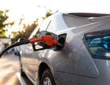 Tankovanie auta na čerpacej stanici ako dôsledok vyššej spotreby paliva