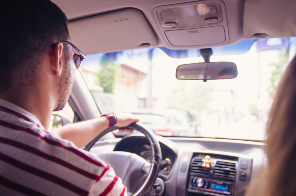 Vodič využívajúci automobil na každodenné dochádzanie do práce v meste.