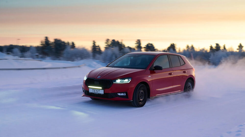 ADAC test zimných pneumatík v rozmere 185/65 R15 s autom Škoda Fabia.
