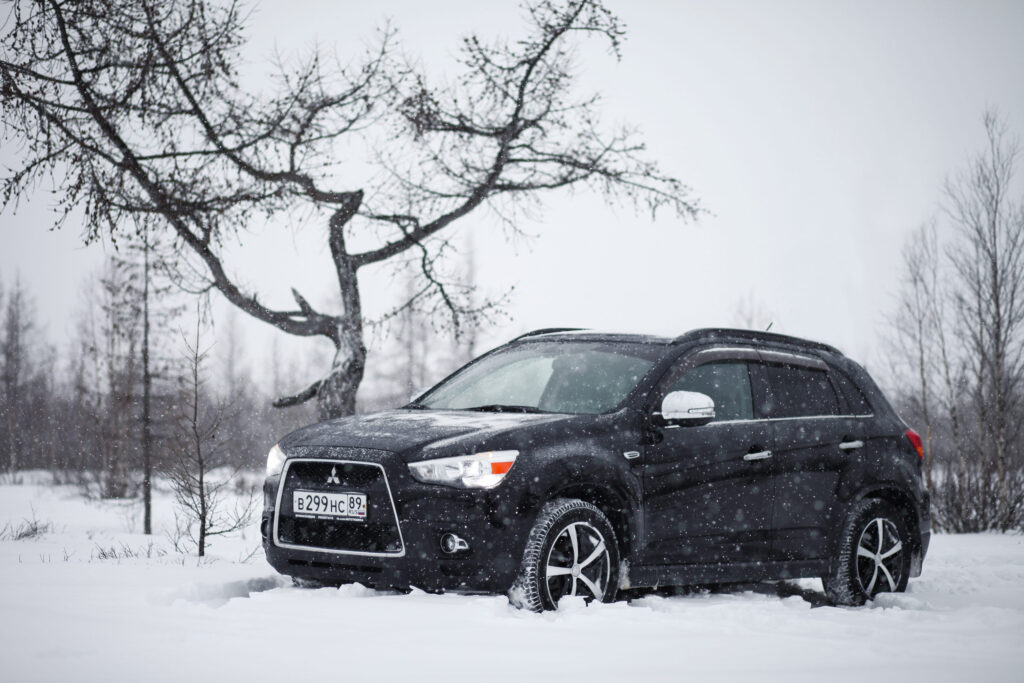 SUV so zimnými pneumatikami jazdiace po zasneženom povrchu